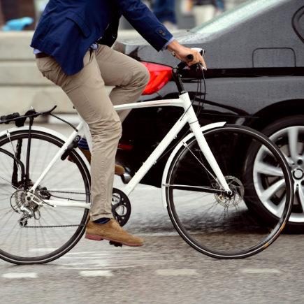 Man cycling in the city ©Adobestock 