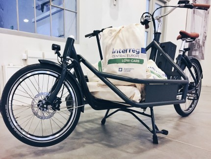 Cargo e-bike filled with tote bags 