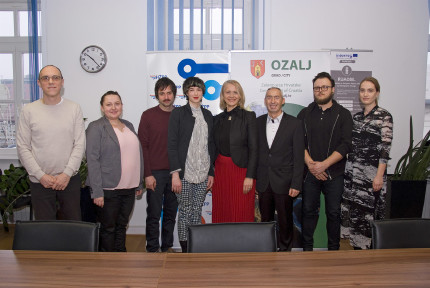 Winners of prizes for the best invitation to the city of Ozalj together with the mayor. 