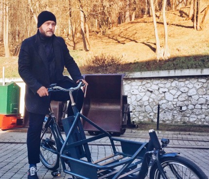 Image of Lukas Franek riding a cargo e-bike 