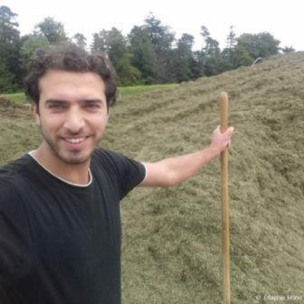 Fadel, a former agricultural science student from Syria, needed to rethink his future as a refugee in Germany. With support from 1+1, he was able to finish his vocational training and to become a farmer. 