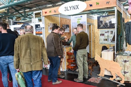 Ein Luchs-Informationsstand auf einer großen Jagdmesse . 