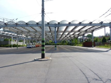 Photo: Roofed parking spaces at a trolleybus depot in Gdynia – the planned photovoltaic power plant location (PKT) 