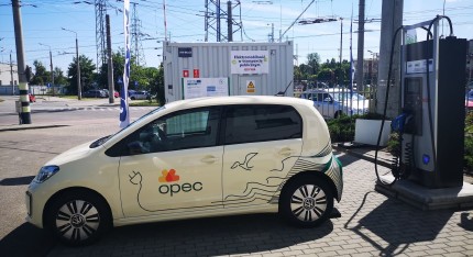 Photo: Mobile charging station for electric cars powered by the trolleybus network (PKT) 